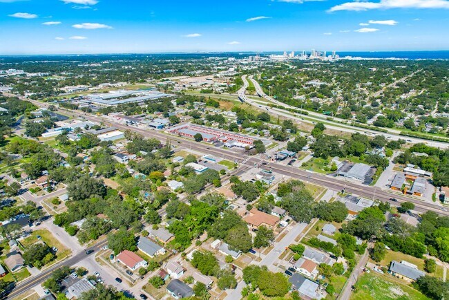 Building Photo - REDUCED Rent $1895.00.... 3 bed/2 bath Split Level, NEW downstairs addition, lots of extras ** FR...