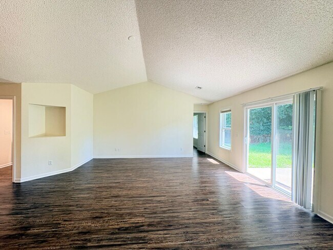 Building Photo - 10 Broadland Cir