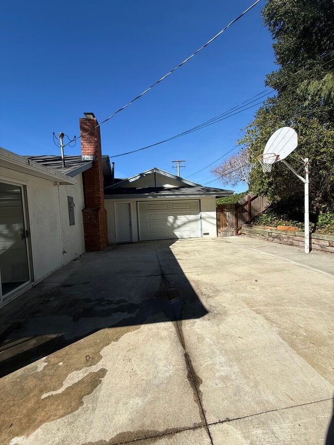 Building Photo - Remodeled - 3 bed, 2 bath single story home in Thousand Oaks