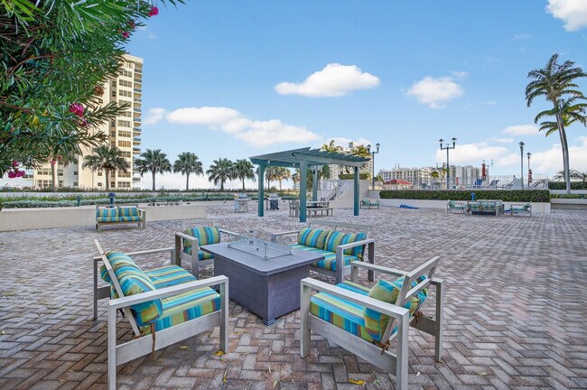 Building Photo - 3020 NE 32nd Ave