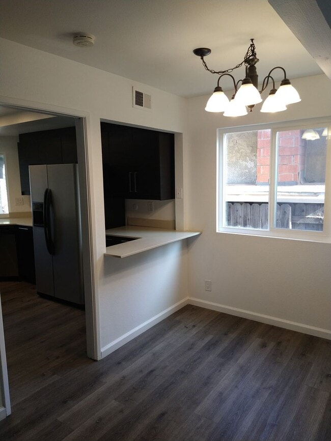 Building Photo - 4 Bedroom Townhouse - Ideal for Chapman St...