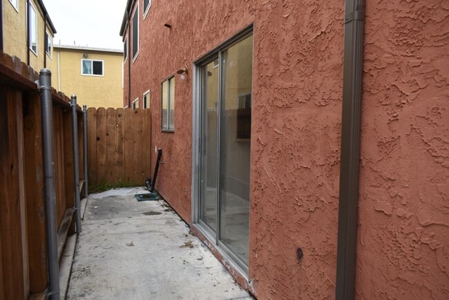 Building Photo - 2 Bedroom unit