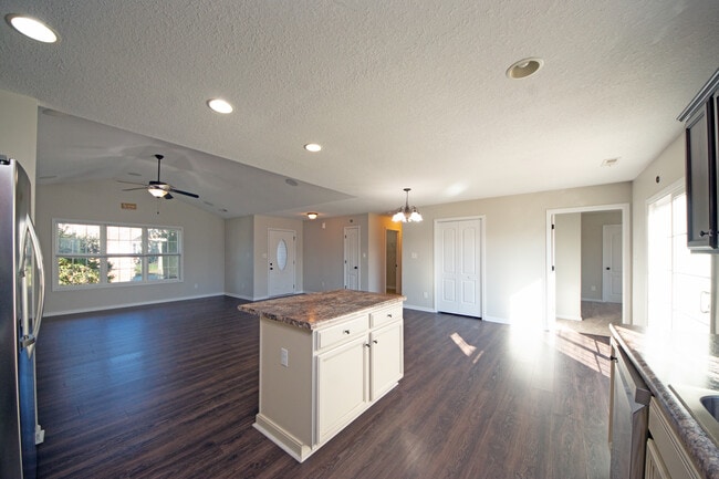 Building Photo - 300 Cadenza Ln