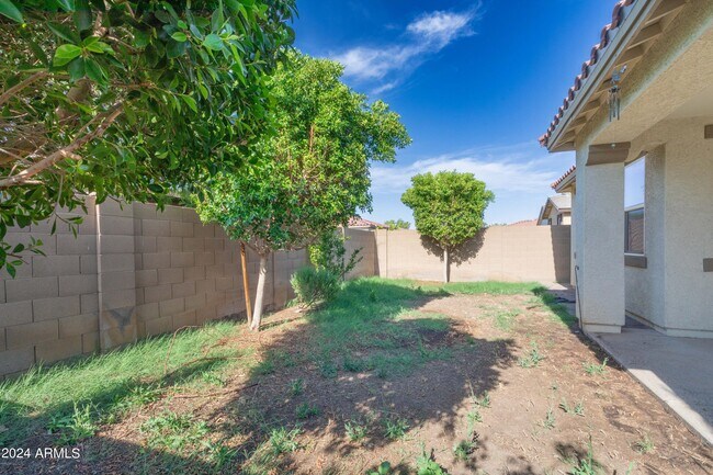 Building Photo - 10432 W Papago St