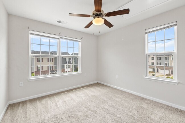 Building Photo - **End Unit 3/3 Townhome in Great Location**