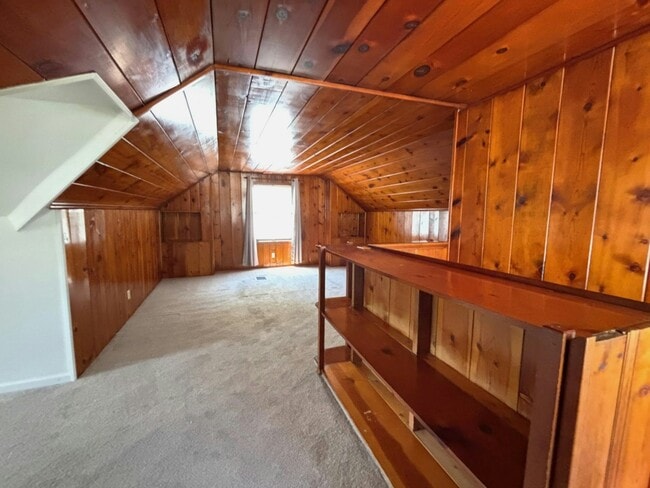 Building Photo - 581 Flowerdale St