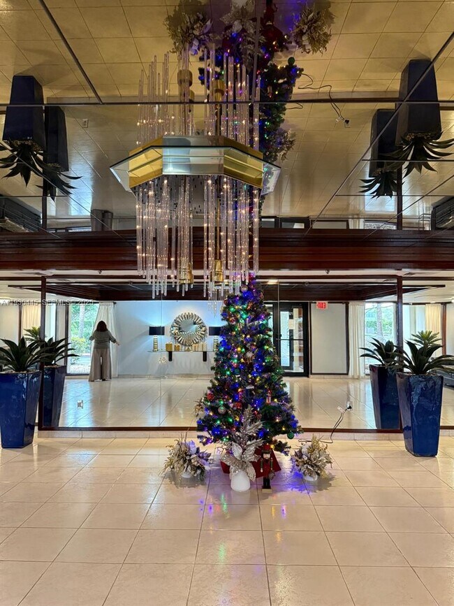 Building Photo - 671 NE 195th St