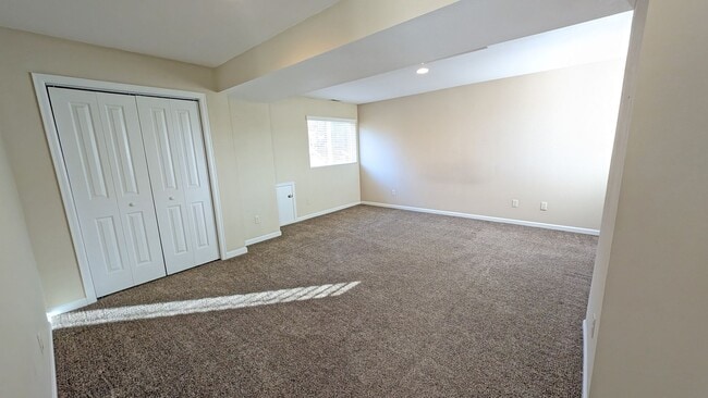 Building Photo - 4 bedroom 2.5 bathroom home