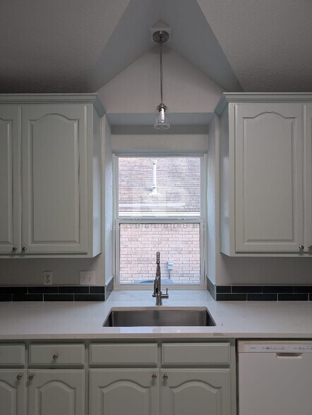 Building Photo - 7828 Blossom Dr