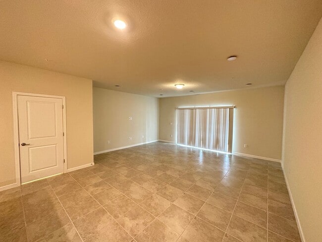 Building Photo - 3 Bedroom, 2.5 Bath Town Home with 1 Car Garage in Grayson Square!