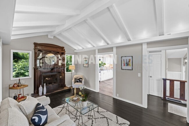 Building Photo - Charming 3 bed/2.5 bath in the heart of do...