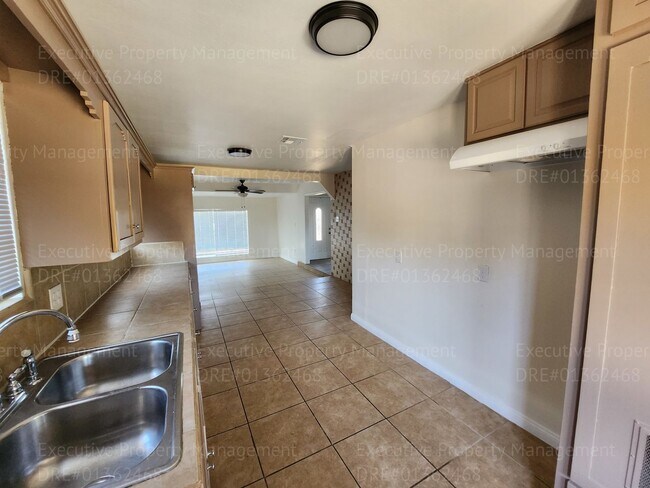 Building Photo - 3 bedroom 1 bathroom near Oswell St/ Virginia Ave