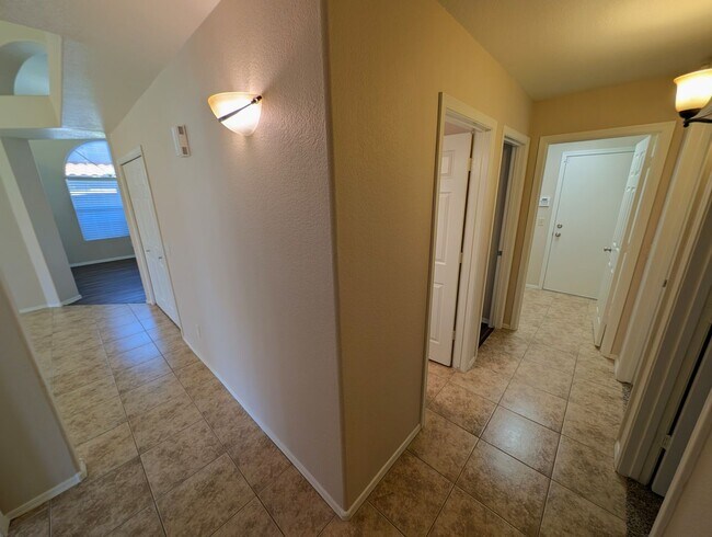 Building Photo - 3 Bedroom Plus an Office Home in the Candlewood Community Near S Cooper Rd and W Warner Rd!