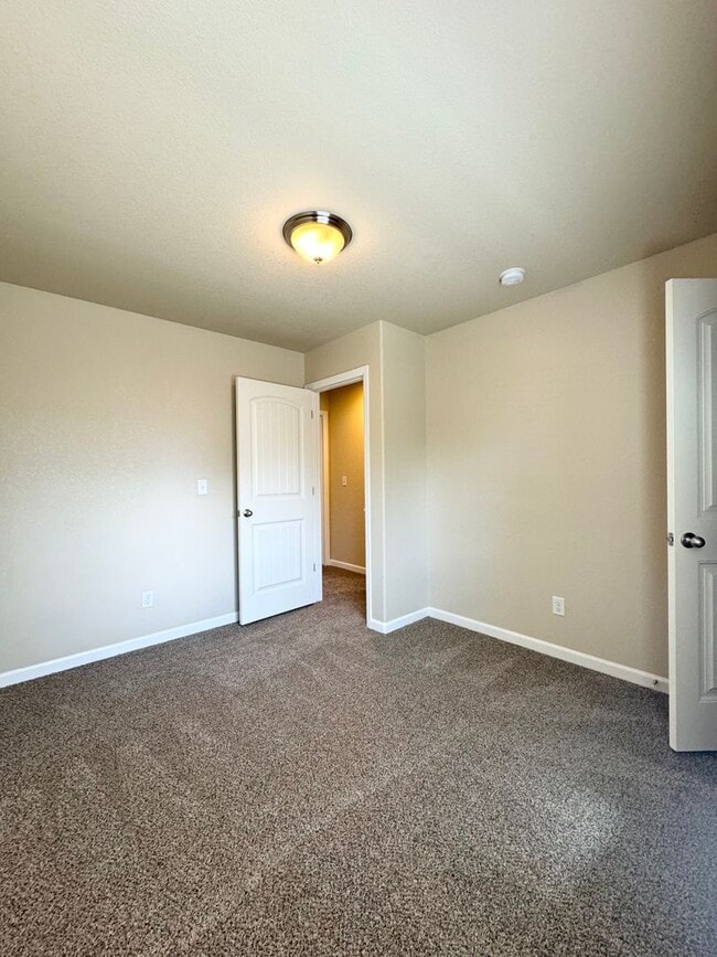 Building Photo - Spacious 3 Bedroom 2 Bath Ranch Style Home