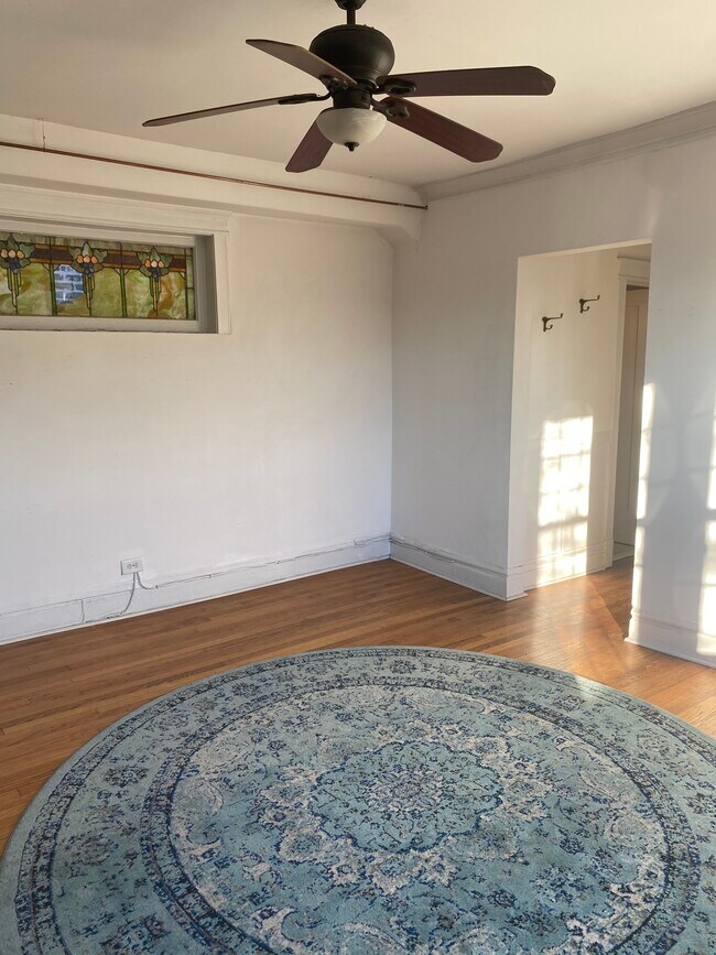 Living - 2624 N Sawyer Ave