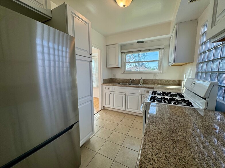 Building Photo - 6122 S Fairfax Ave