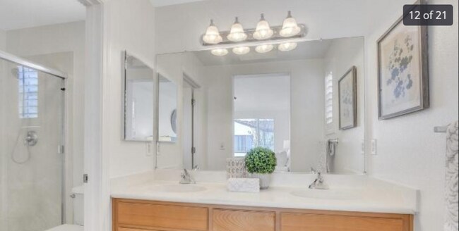 Building Photo - End Unit Townhome with Privacy and Lots of...