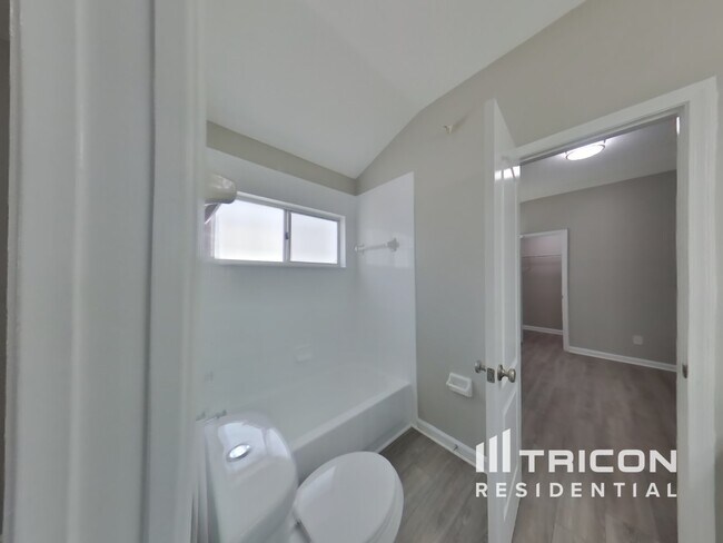 Building Photo - 825 Stallion Way