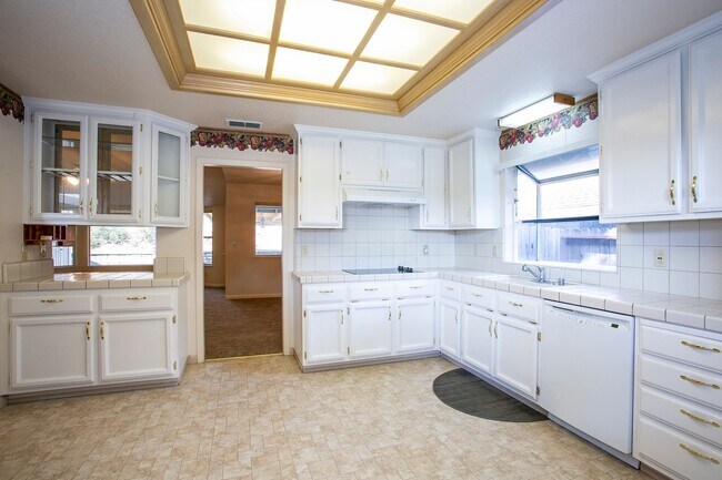 Building Photo - Gorgeous home with a 3 Car Garage!