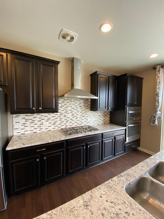 Building Photo - Lovely 4 Bedroom/3 Bathroom Erie Home - Available June!!