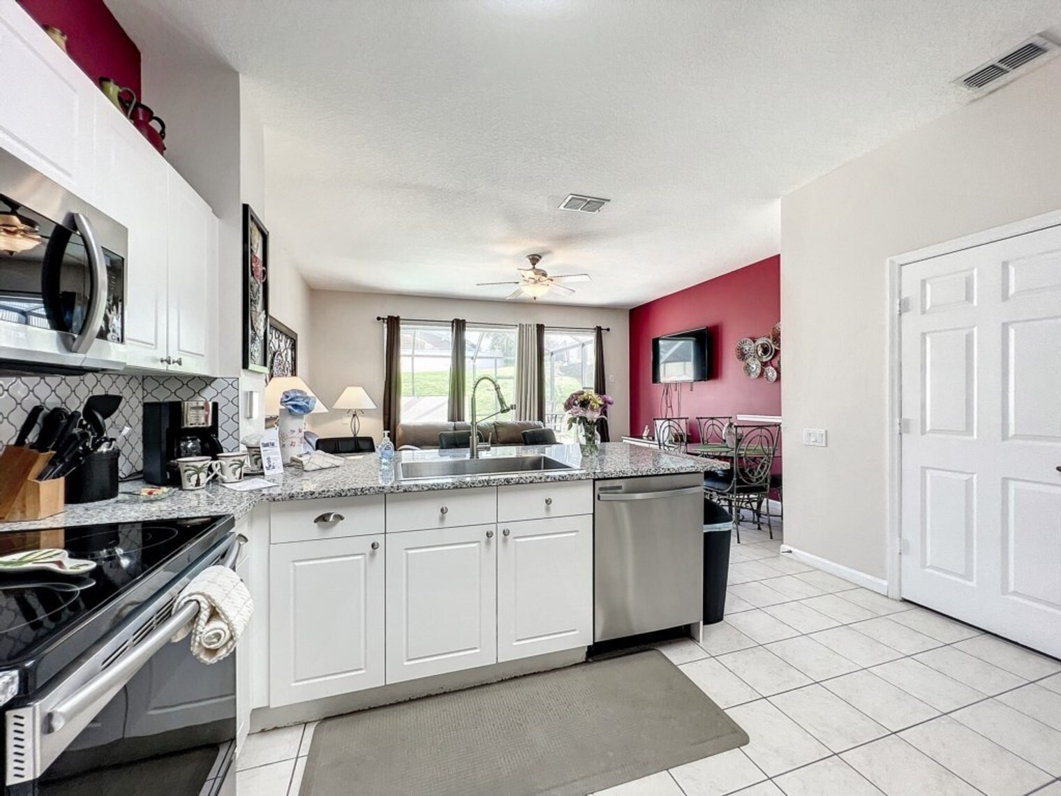 Building Photo - 2421 Silver Palm Dr