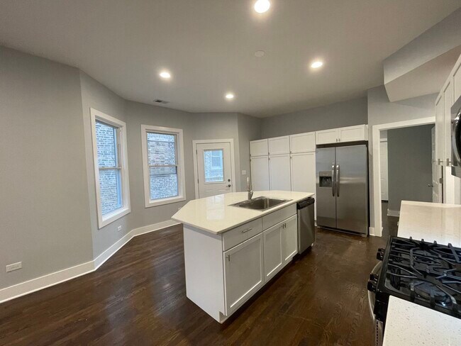 Building Photo - 2442 N Lawndale Ave
