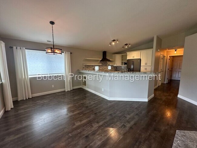 Building Photo - 877 Vista Park Dr