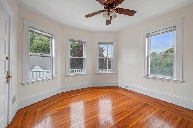 Building Photo - 5 Vale St