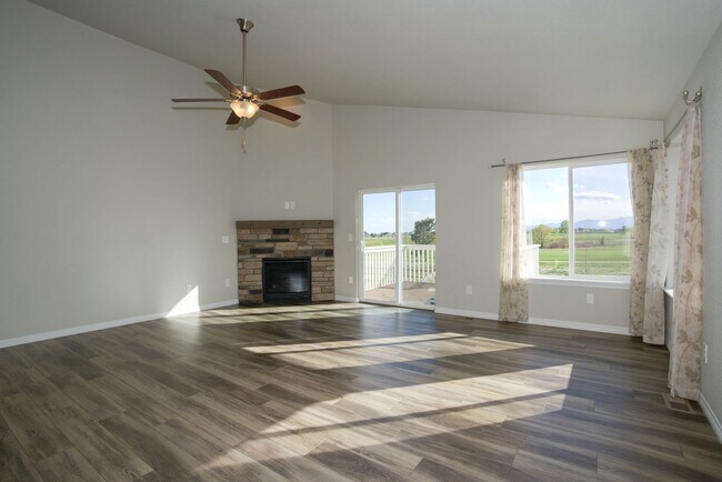 Building Photo - 5 Bed 3 Bath 3 Car Garage Rancher!!!