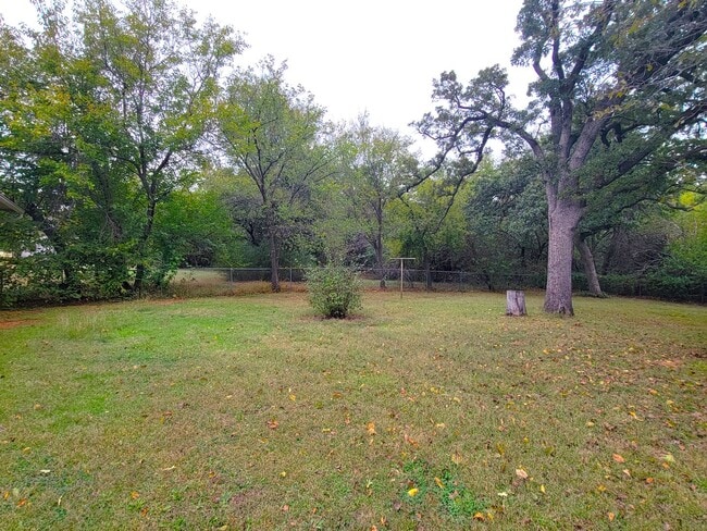 Building Photo - 608 N Poplar Ln