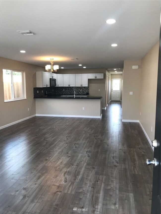 Building Photo - 3-Bedroom Home with Garage and Fenced Yard in Prime Location