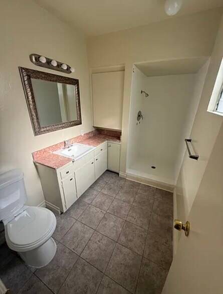 Master Restroom - 1148 W Huntington Dr