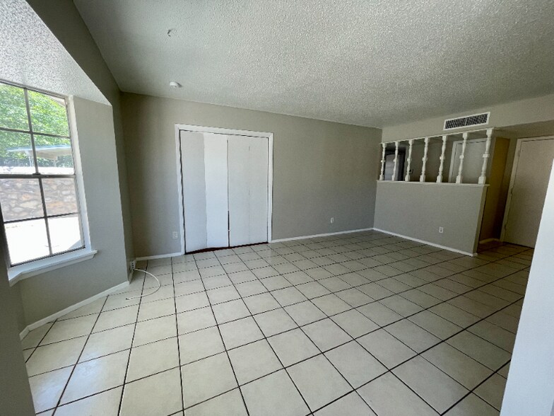 Building Photo - 8631 Mettler Dr