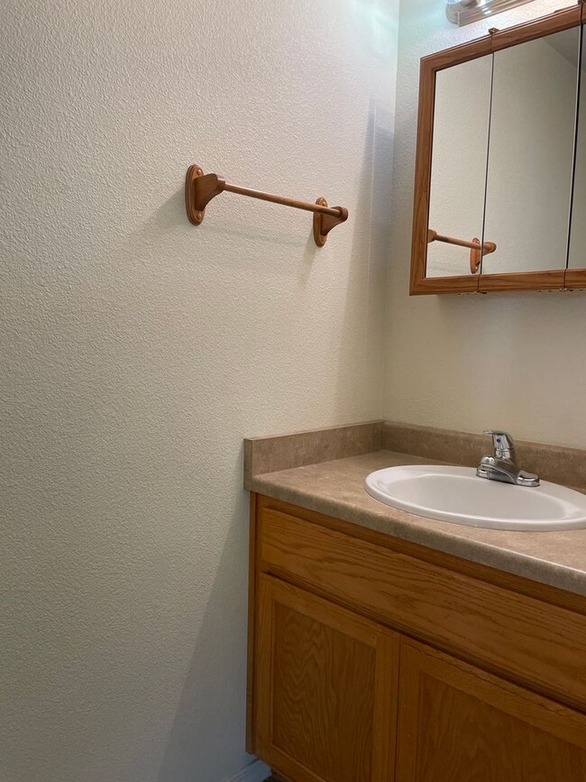 Building Photo - Beautiful 2 Bedroom 1.5 Bath Townhome Loca...