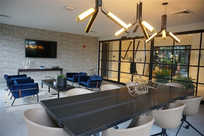 Building Photo - 121 NE 34th St