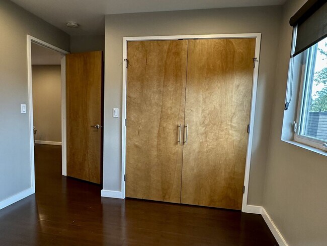 Building Photo - Beacon Hill Townhouse