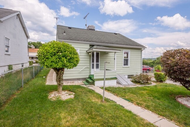 Building Photo - OPEN HOUSE THIS TUESDAY 10/7 AT 5PM! MOVE ...