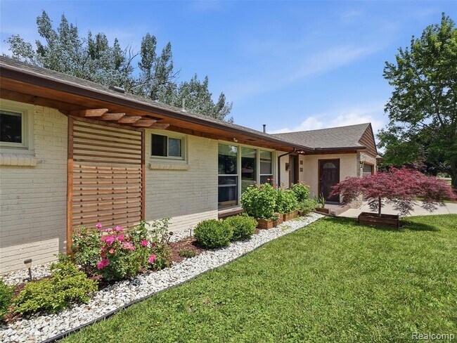 Building Photo - 39582 Burton Dr