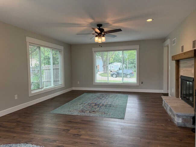 Building Photo - 4 bedroom 2.5 bath near Lake Shawnee