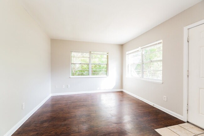 Building Photo - 961 Kenmore St