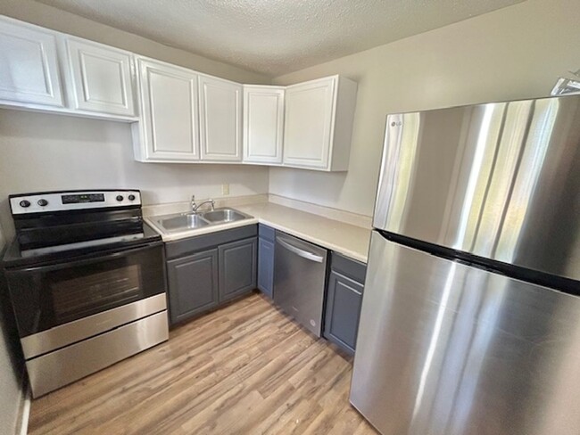 Building Photo - MOVE IN READY TWO BEDROOM ONE BATH - GREAT...