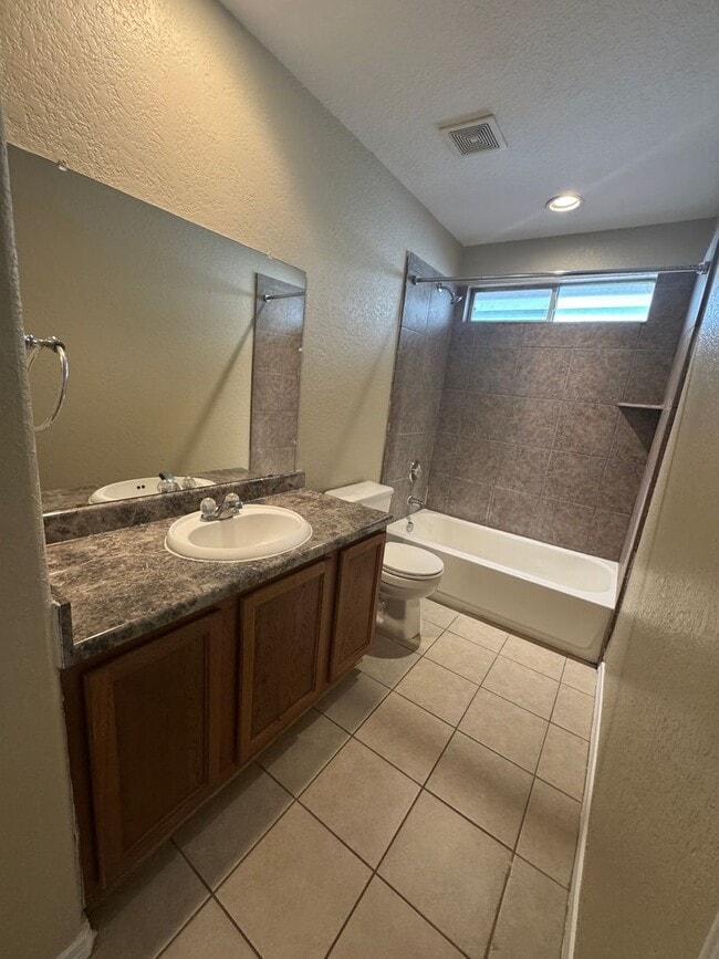 Building Photo - COMFORTABLE HOME | SINGLE STORY  |  CLOSE TO HWY 151 & 410 | SHOPPING & RESTAURANTS