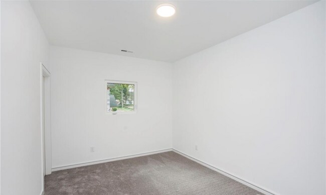 Building Photo - 2108 Roslyn Ave