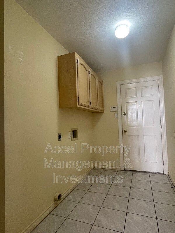 Building Photo - 512 Xanthisma Ave