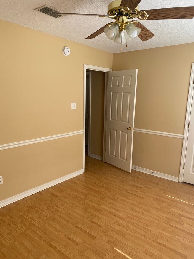 Building Photo - Contact Peggy 501 676 1758  or Heather 501 350 0540