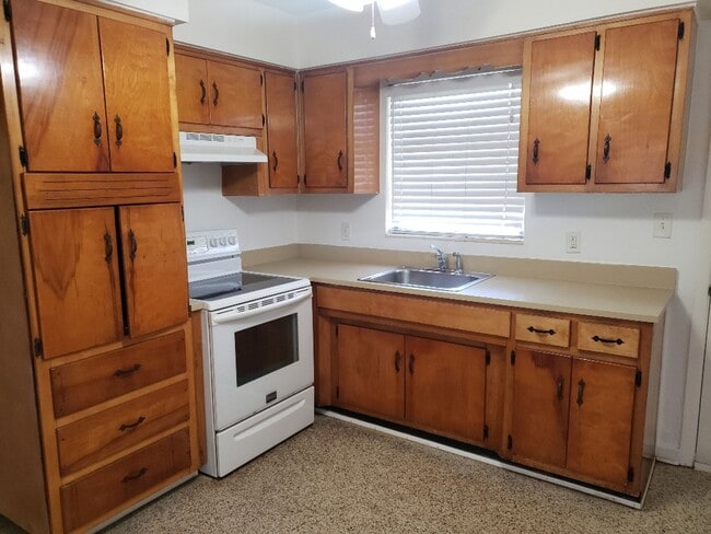 Building Photo - WR-2 Bliss Duplex