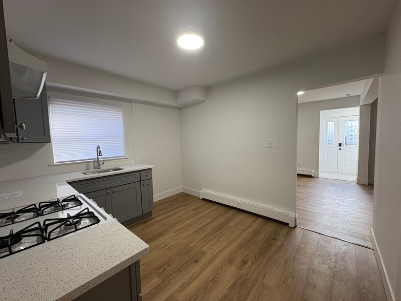 Building Photo - 193 Jerome Ave