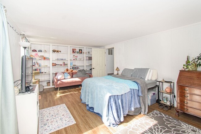 Building Photo - Charming 4 Bed 3.5 Bath Townhome