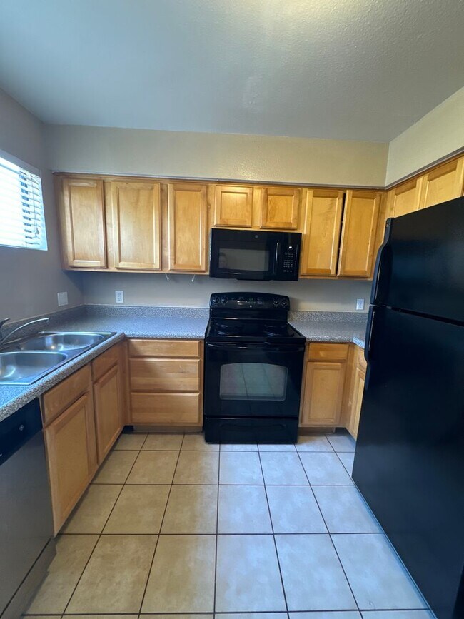 Building Photo - 2 BEDROOM UNIT IN CACTUS FLATS IN GLENDALE