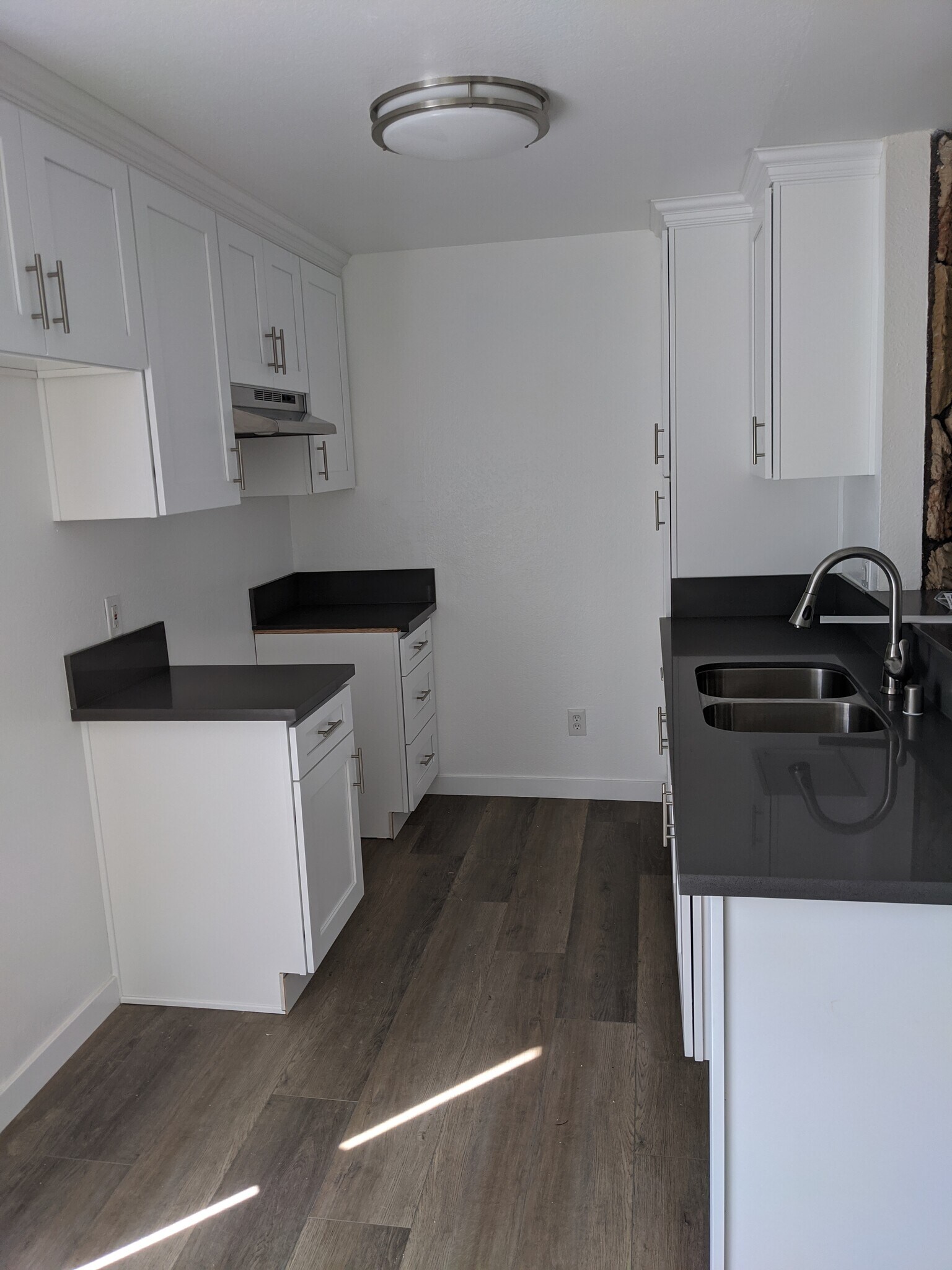 Kitchen - 10255 Riverside Dr